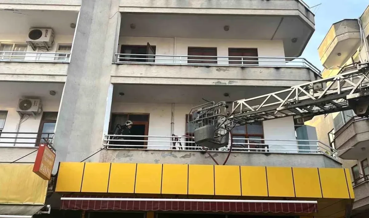 Alanya’da 3 katlı binada çıkan yangın paniğe neden oldu
