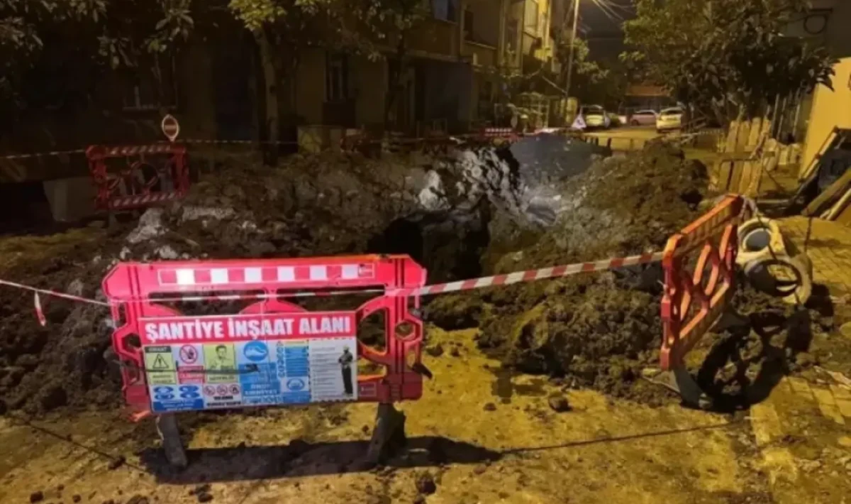Avcılar’da altyapı çalışması sırasında yol çöktü: İşçi göçük altından son anda kurtarıldı