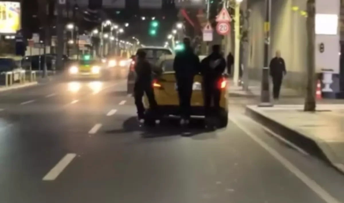 Beşiktaş’ta patenli gençlerin taksiye tutunarak yaptığı tehlikeli yolculuk kamerada