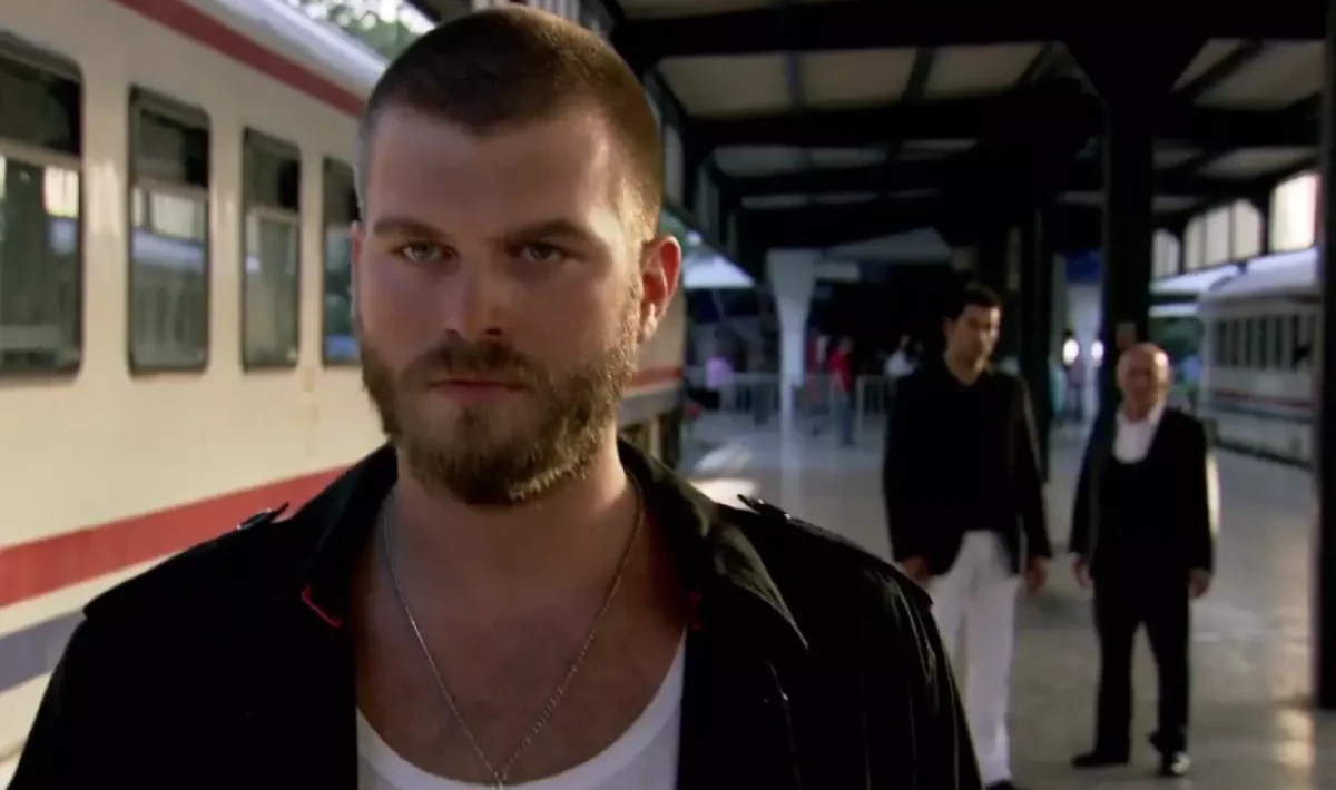 “Bir Tesadüf mü, Kader mi?”: Kıvanç Tatlıtuğ’un Hayatı Magazin Gündeminde