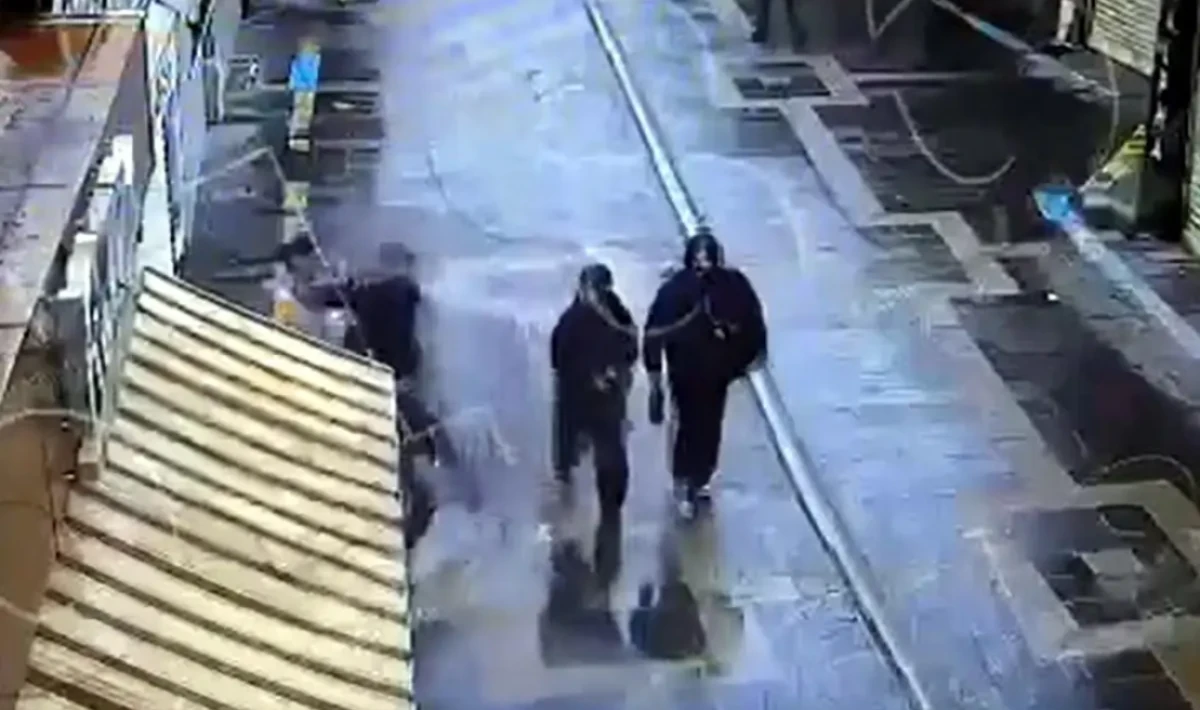 “Birini bıçaklamam lazım” deyip 16 yaşındaki kız çocuğuna saldırmıştı! O anların görüntüleri ortaya çıktı