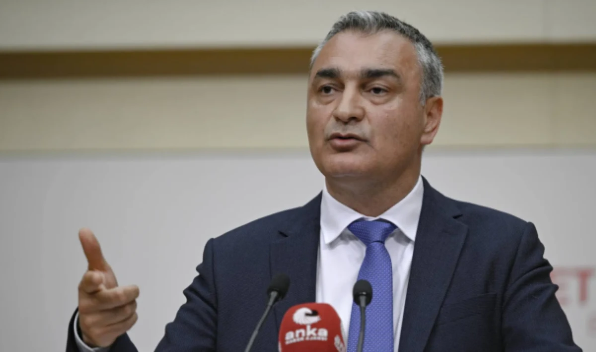 CHP'de Kriz Derinleşiyor: Parti Meclisi İstifalara Rağmen Toplanacak