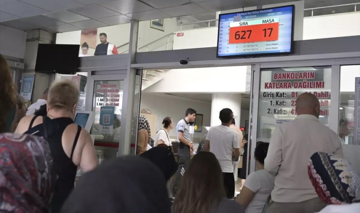 Ehliyet yenilemede son gün çilesi! Kuyruklar kilometreleri buldu, sıra numaraları tükendi