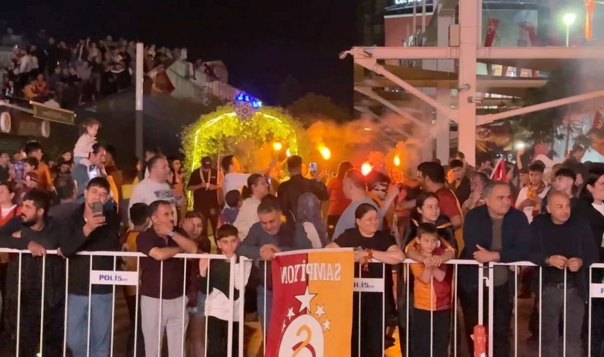 Galatasaray şampiyonluğu Aydın’da geceyi sarıya kırmızıya boyadı