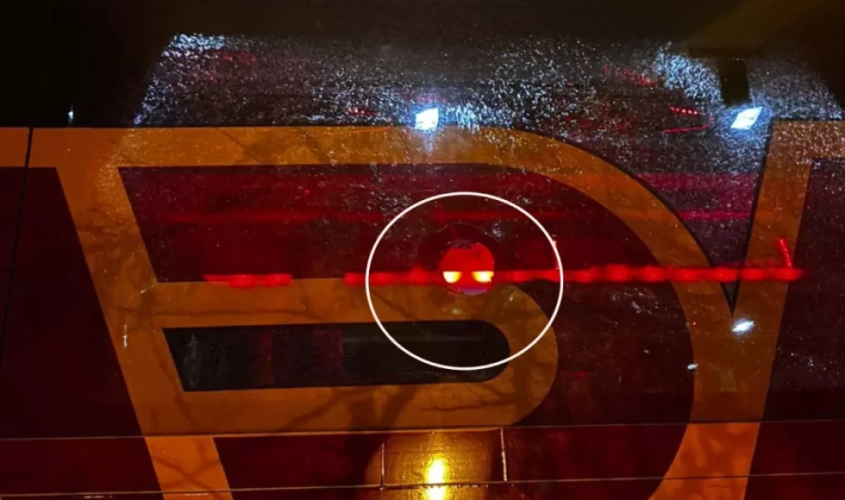 Galatasaray takım otobüsüne Bursa’da taşlı saldırı