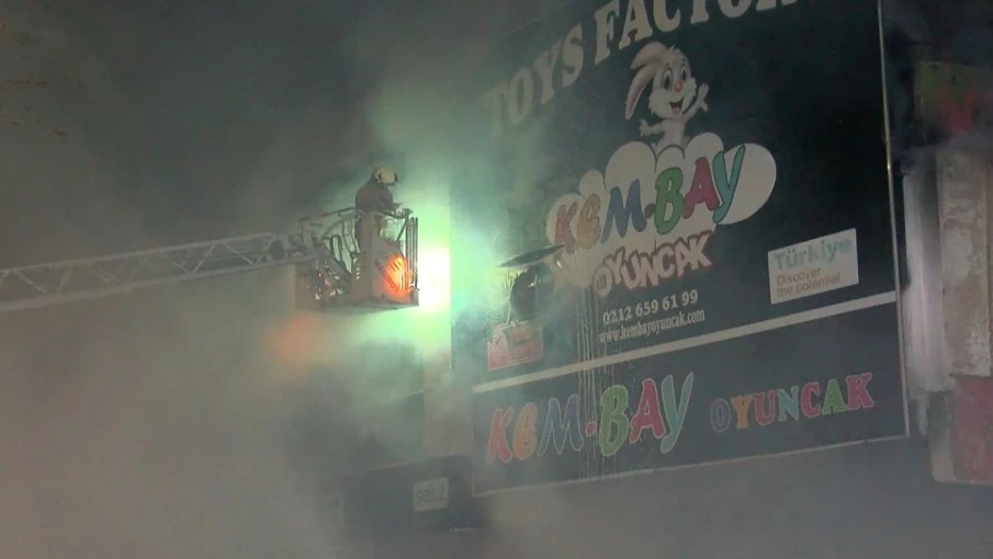 İSTOÇ’TA OYUNCAK MAĞAZASINDA YANGIN PANİĞİ