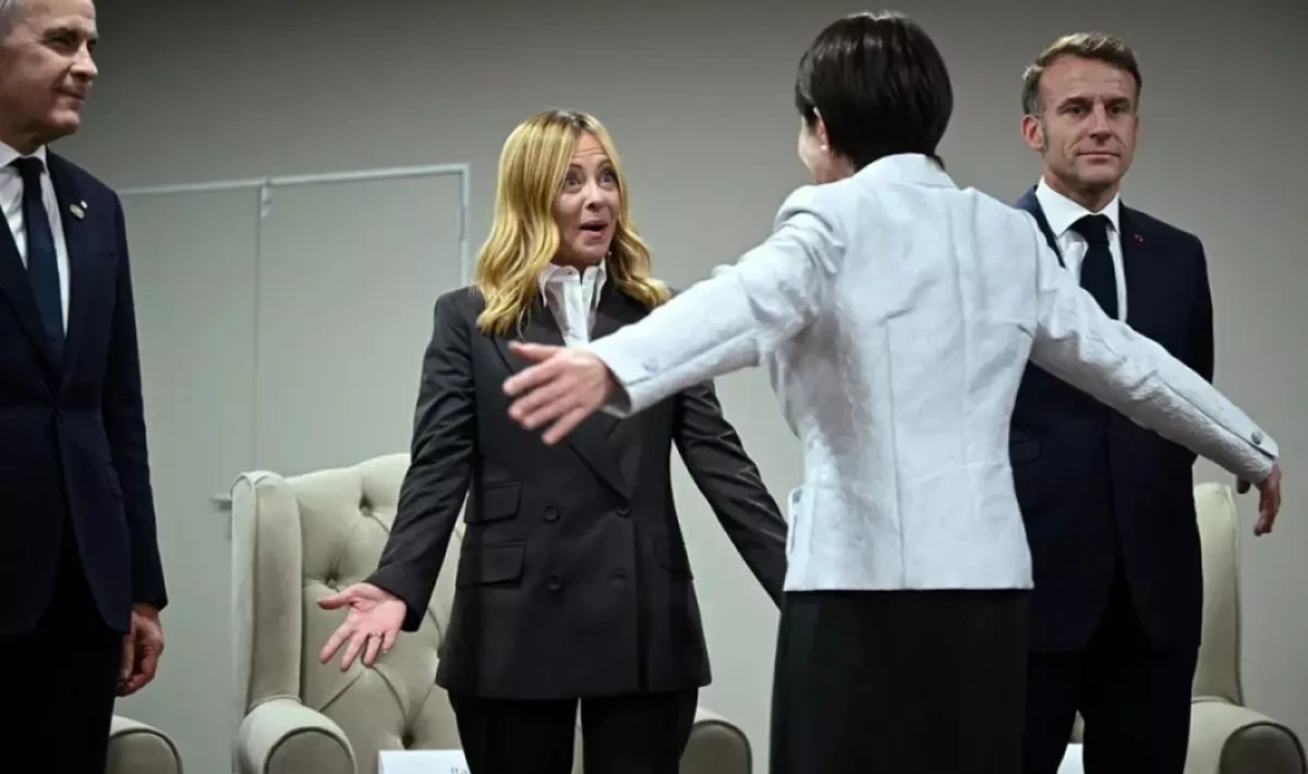 Japonya Başbakanı Sanae’den Meloni’ye Sürpriz Sarılma