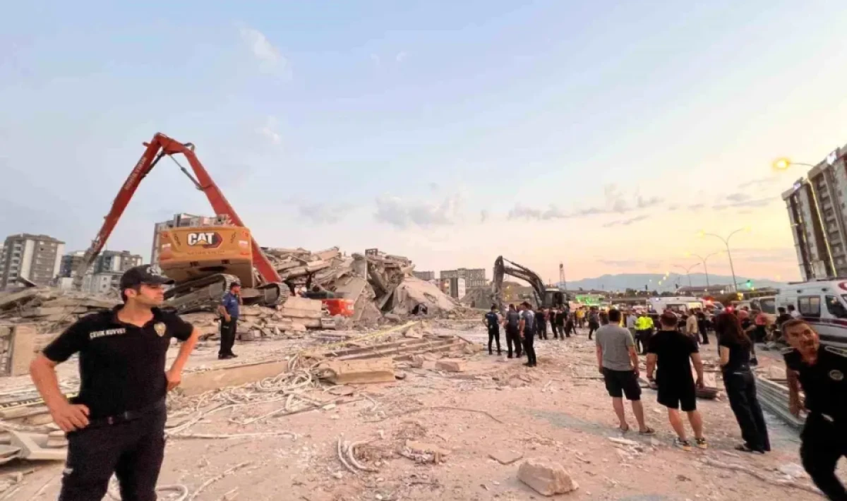 Kahramanmaraş’ta Yıkım Dehşeti! İş Makinesi Operatörü Göçük Altında