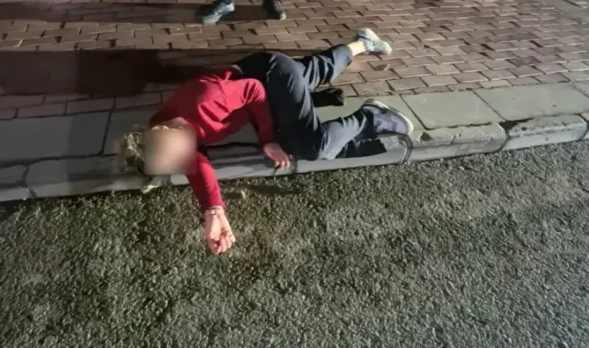 Kaldırıma Yatıp Çığlık Attı, Polisi Görünce Kaçmak İstedi