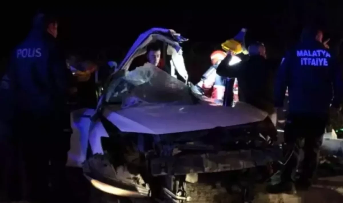 Malatya’da Feci Kaza: Otomobil Trambüs Direğine Çarptı, 1’i Ağır 2 Yaralı