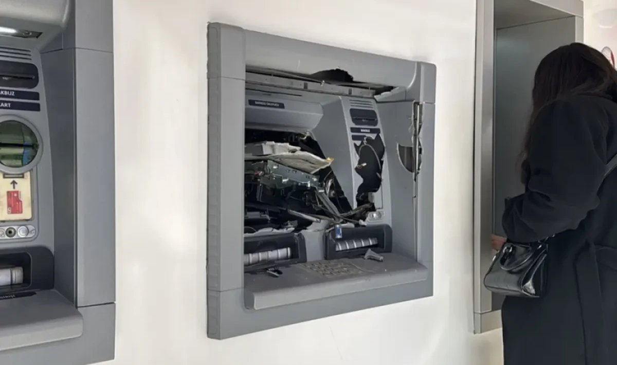 Ne yaptıysa olmadı, para çekemeyince ATM'ye saldırdı