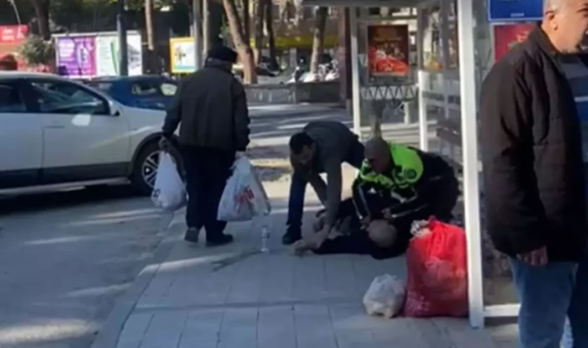 Otobüs durağında ölümle burun buruna geldi: Yaşlı adamı polis hayata döndürdü