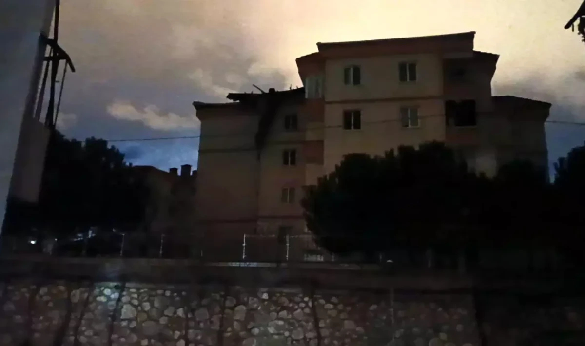 Şiddetli lodos İnegöl’de çatıları uçurdu