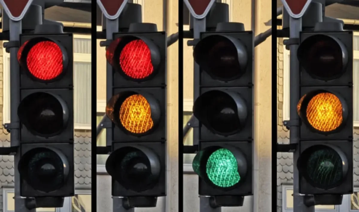 Trafik Şaşırttı: Işıklar Dijital Ekranlarla Renkleniyor!