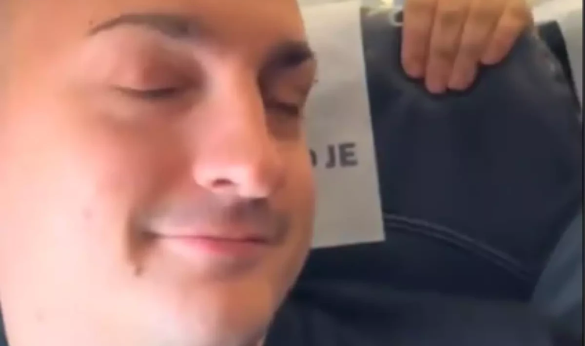 Uçakta şaşkına çeviren anlar! Elini koltuğa dayayan kadına öyle bir şey yaptı ki...